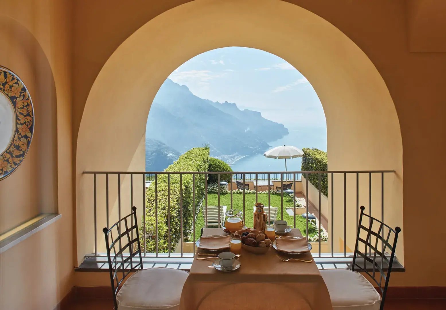 caruso-a-belmond-hotel-amalfikuste-italien-terrasse-meerblick-exklusiv-kinderfreundlich-familienurlaub-the-family-project