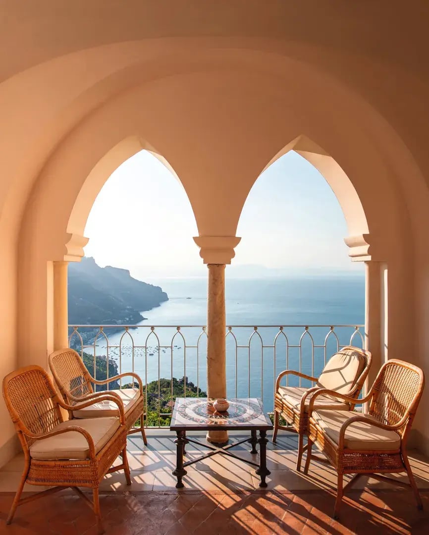 caruso-a-belmond-hotel-amalfikuste-italien-terrasse-meerblick-luxurios-kinderfreundlich-familienurlaub-the-family-project