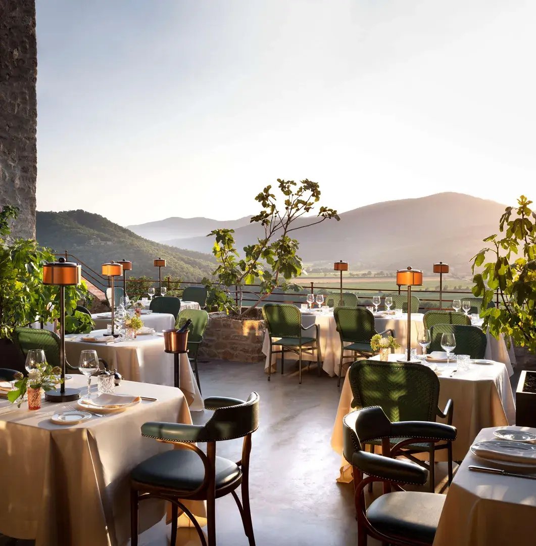 hotel-castello-di-reschio-essbereich-restaurant-ausblick-luxus-reisen-kinder-familie-the-family-project