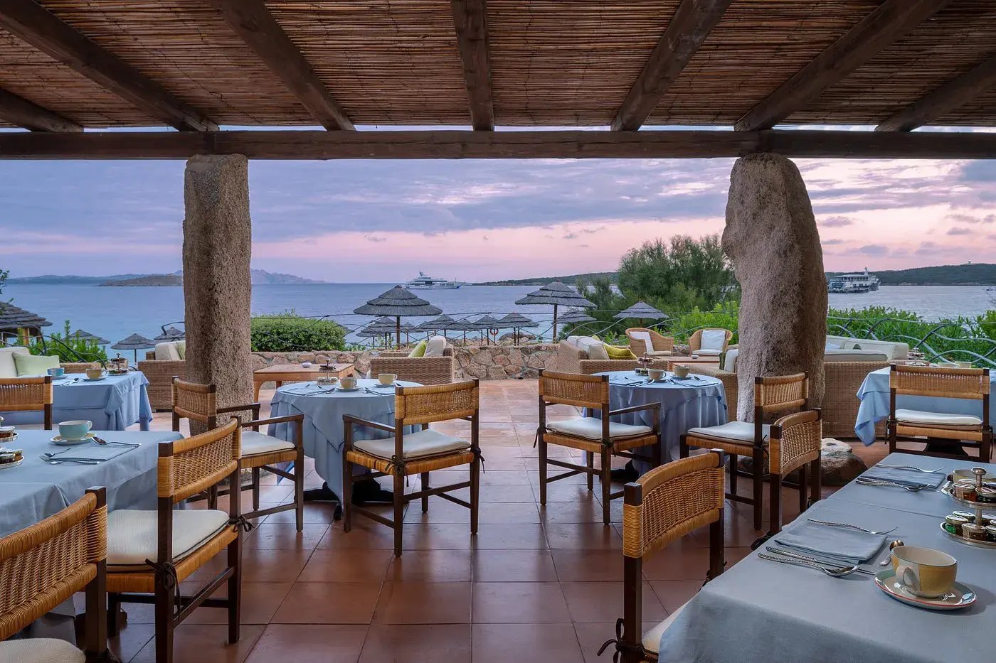 Restaurant mit Blick auf das Meer bei Sonnenuntergang, schön für Familien.