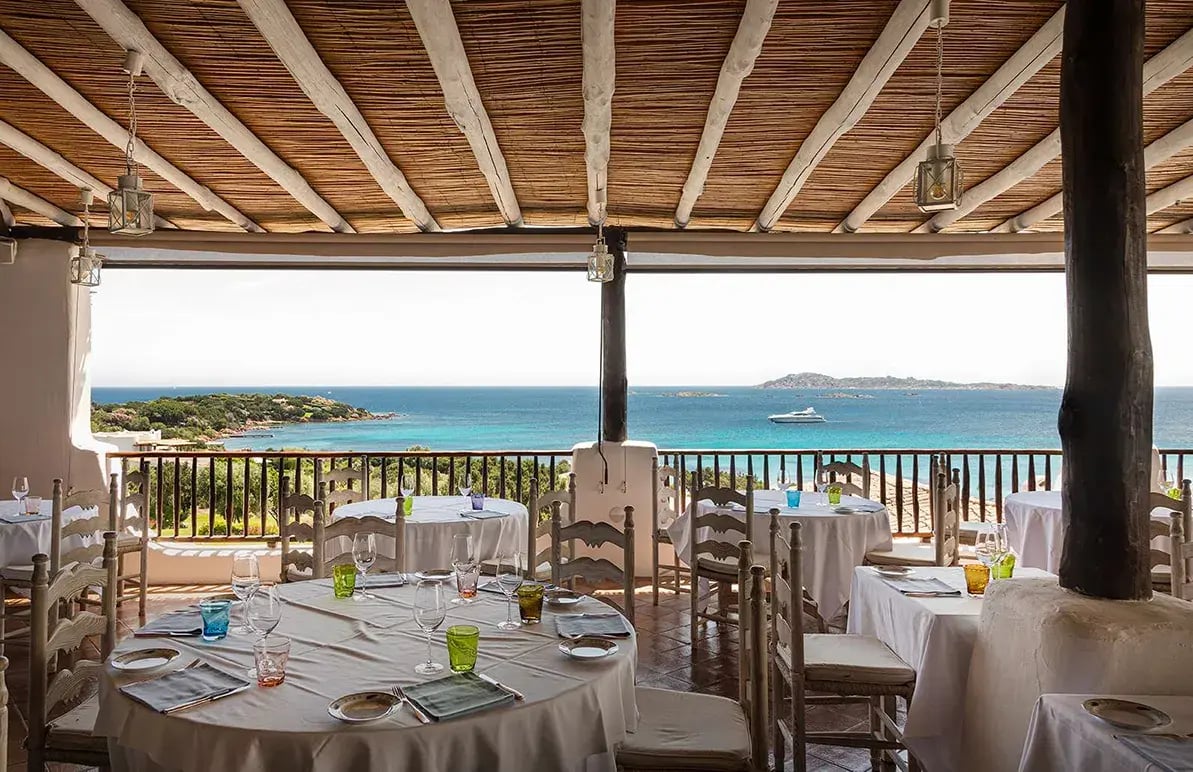 Restaurant auf einer überdachten Terrasse mit Blick aufs Meer.