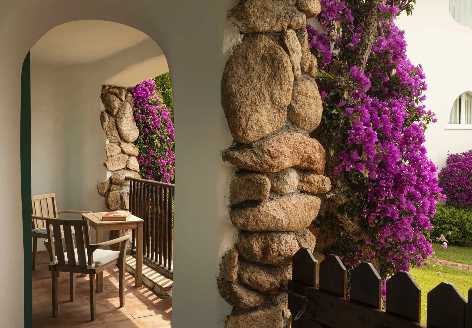 Loggia mit Natursteinsäulen.