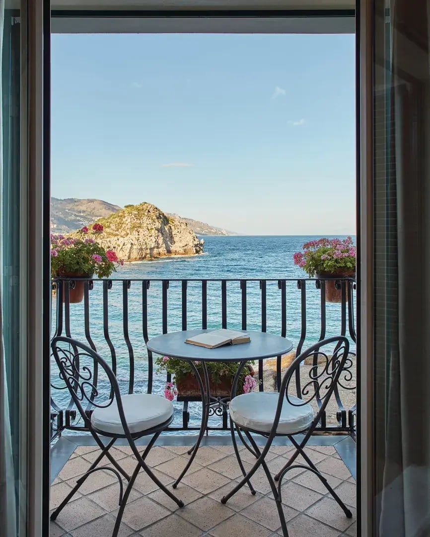 villa-sant-andrea-sizilien-italien-balkon-kinderfreundlich-meerblick-familien-luxus-urlaub-the-family-project