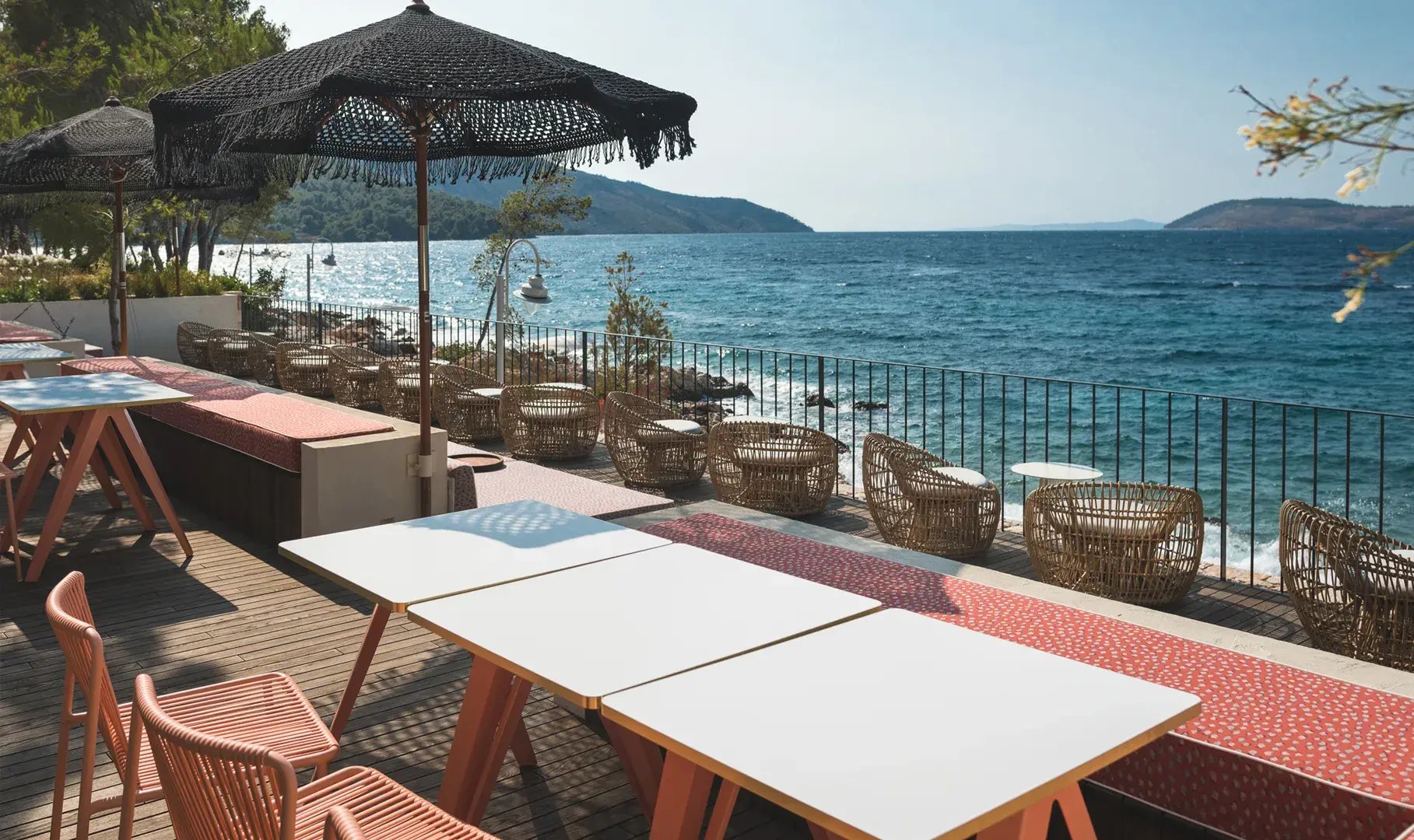 Restaurant auf einer Terrasse direkt am Meer.