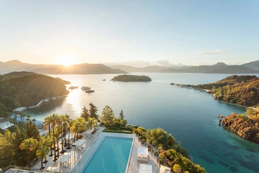 Blick vom Hotel über einen Pool in eine wunderschöne Bucht.