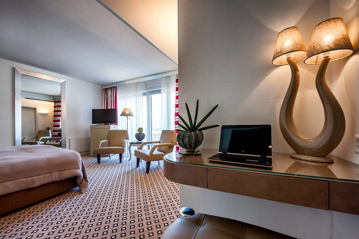 Eden Roc Ascona Hotel Familienluxusreisen TheFamilyProject Suite Schreibtisch