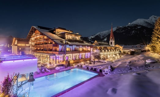 Klosterbräu Hotel im Schnee bei Nacht