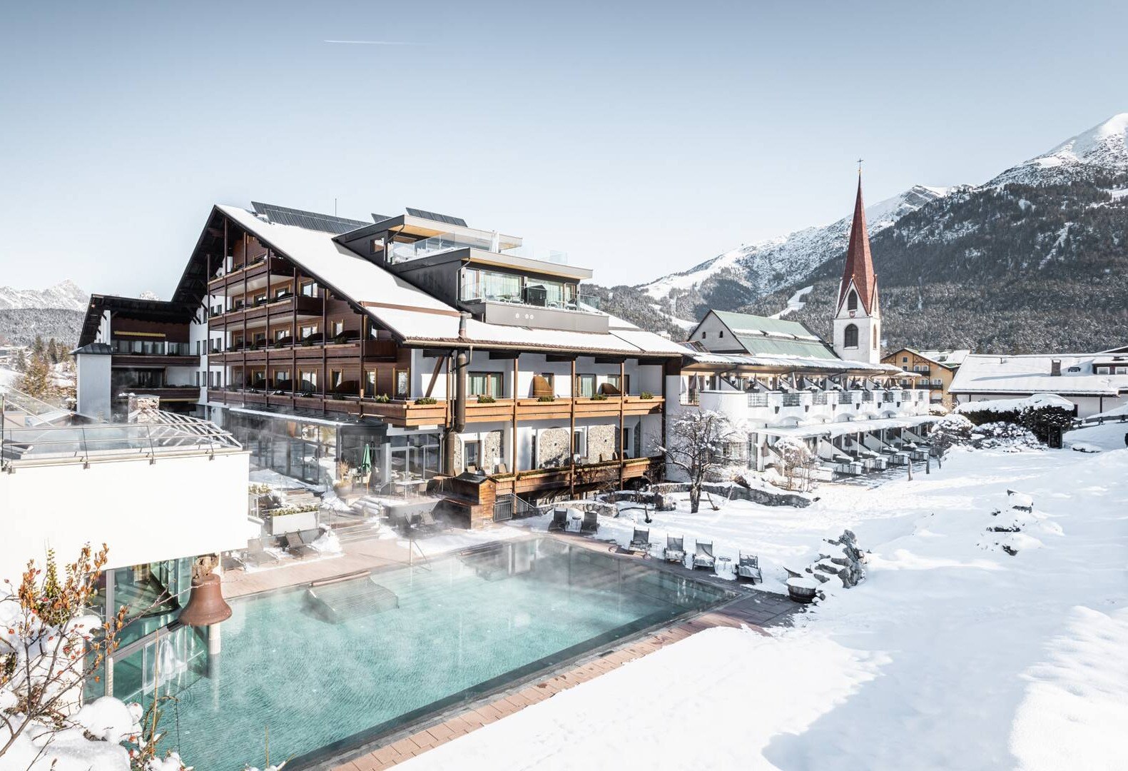 Klosterbräu Hotel im Schnee von außen