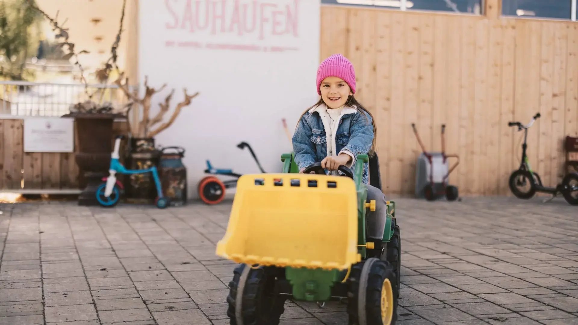 Klosterbräu Landwirtschaft Kind auf Mini Traktor