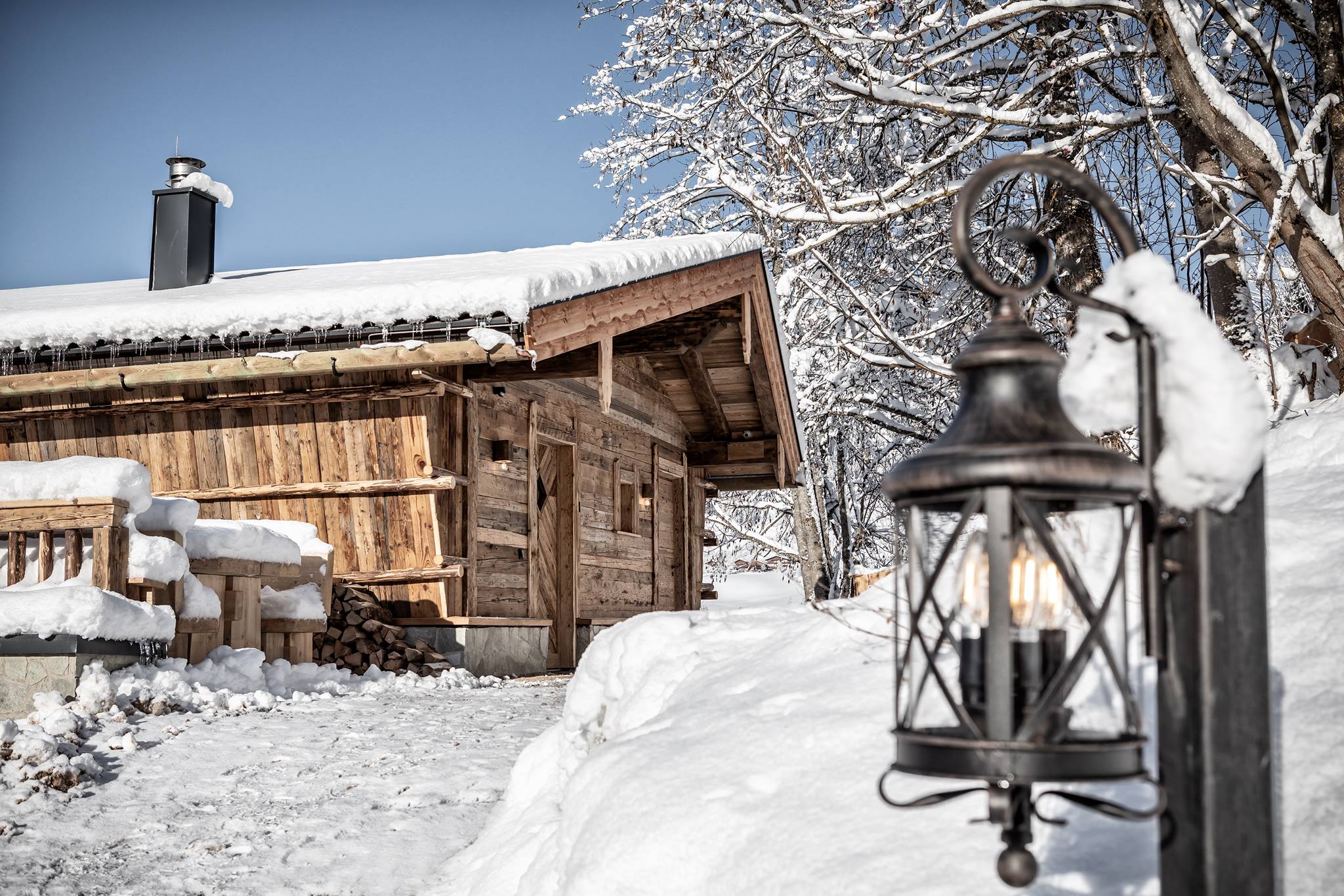 Prechtlgut verschneite Hütte und Laterne