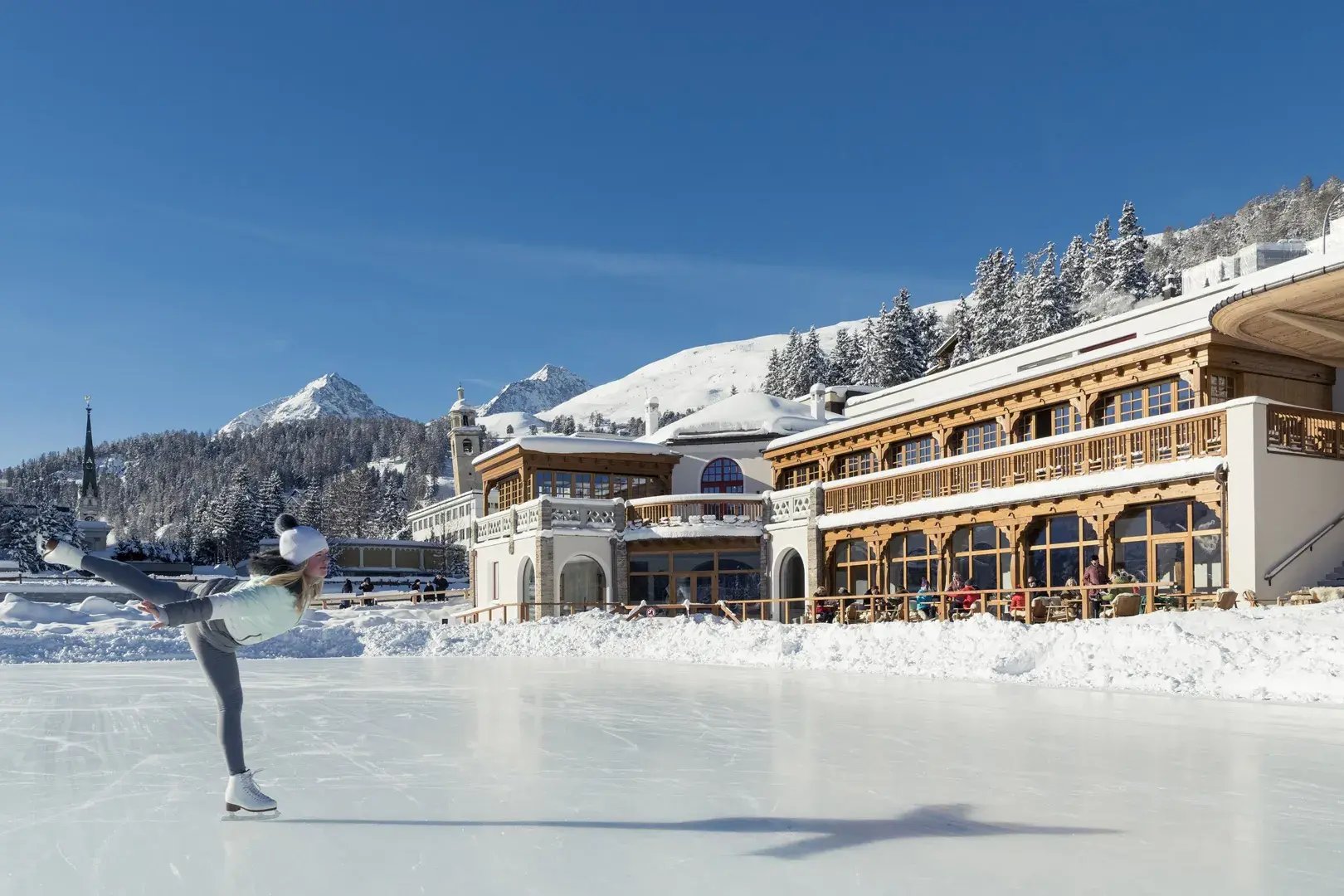 kulm-hotel-st.moritz-schweiz-eislaufen-aktivitaten-familienspass-luxus-reisen-kinder-familie-the-family-project