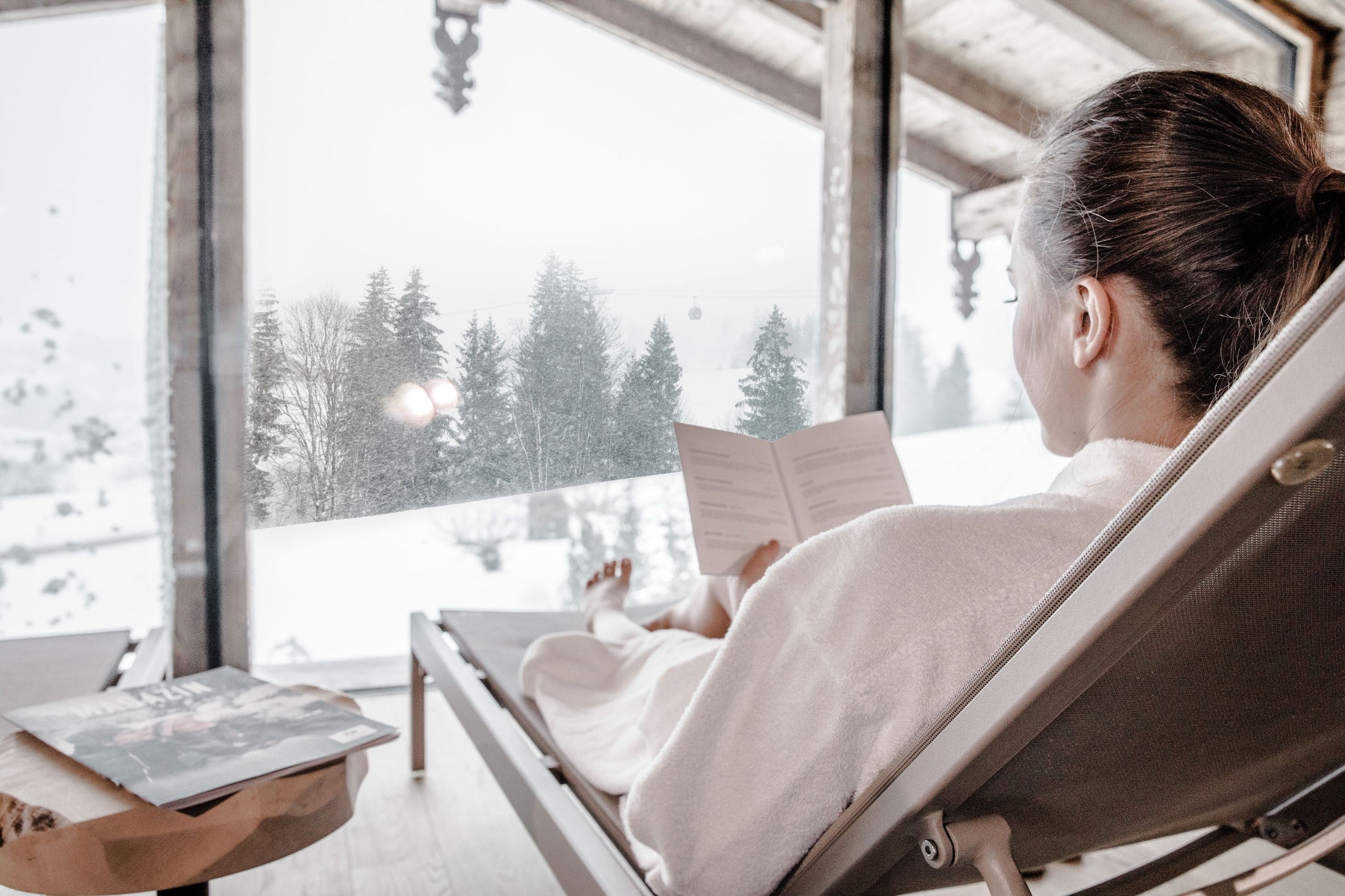 Puradis Frau beim Lesen im Spa