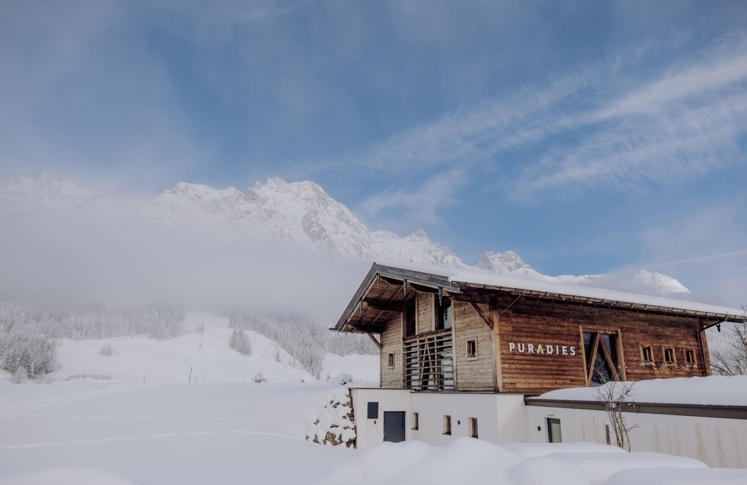 Puradis Hütte mit Logo