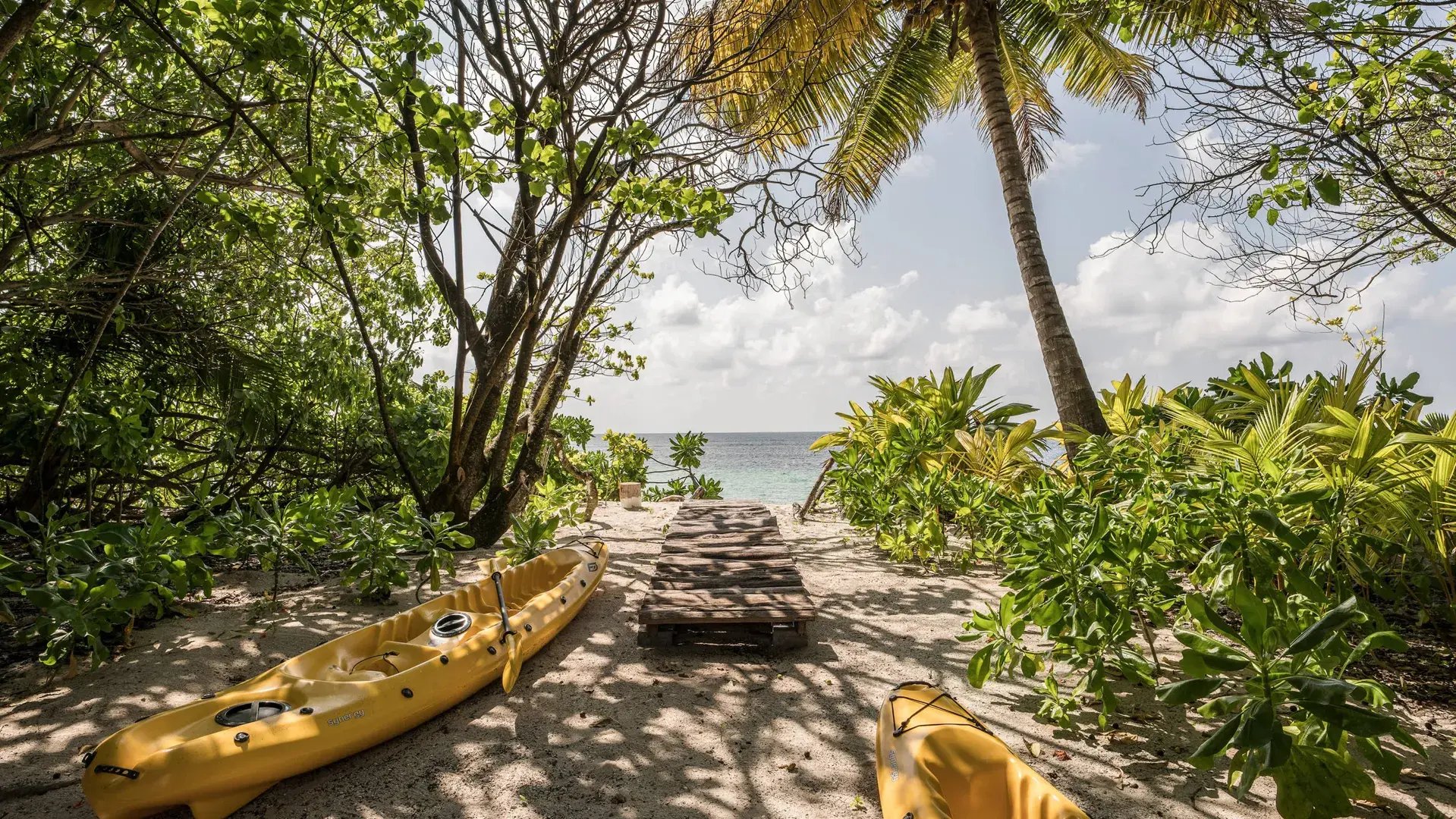 four seasons resort seychelles desroches island Weg zum Strand Kayaks