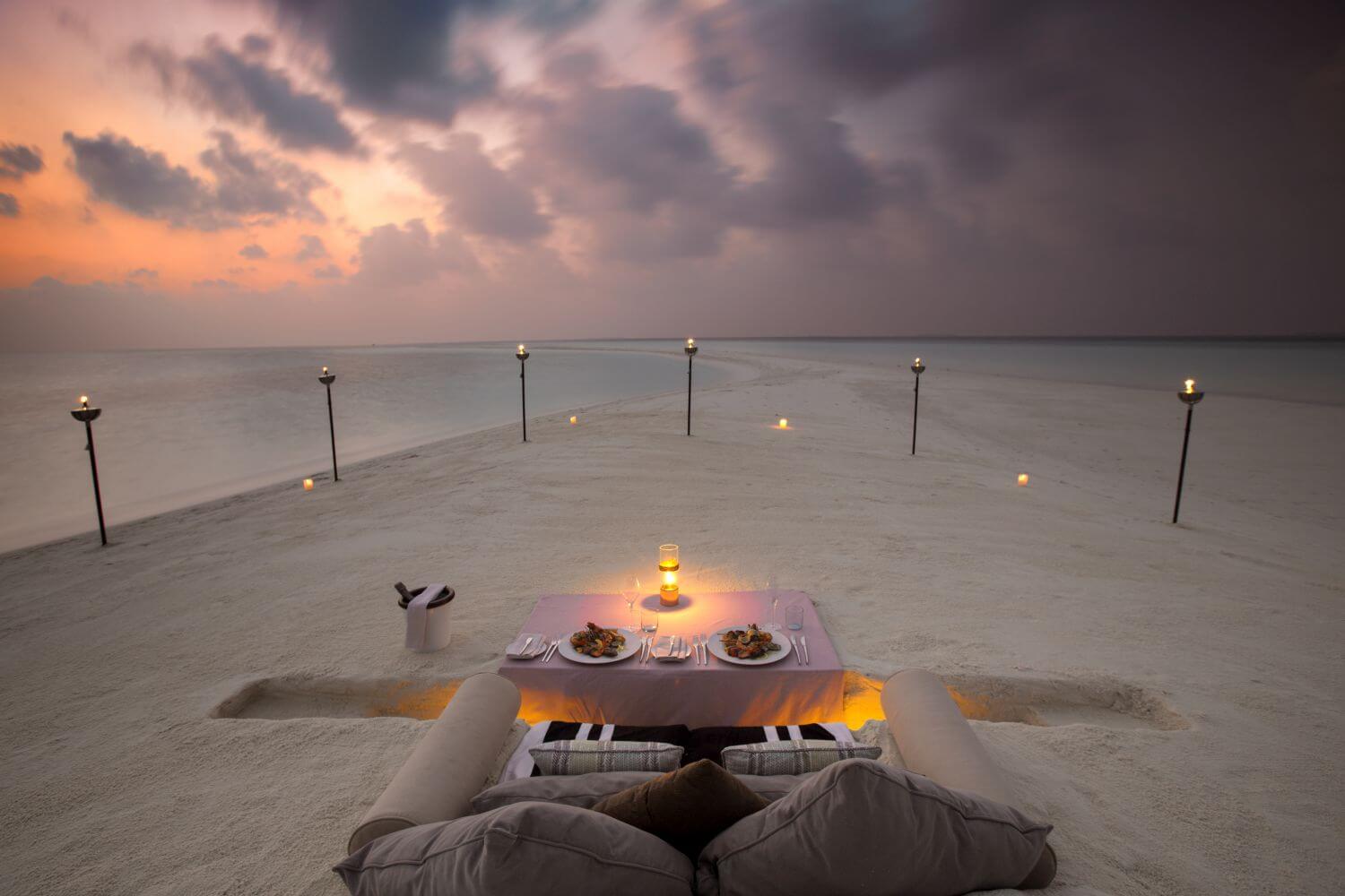 Milaidhoo Maldives Familienluxusreisen TheFamilyProject Dining at Night