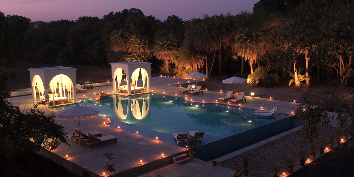 Shahpura Bagh Resort Familienluxusreisen TheFamilyProject Pool bei Nacht