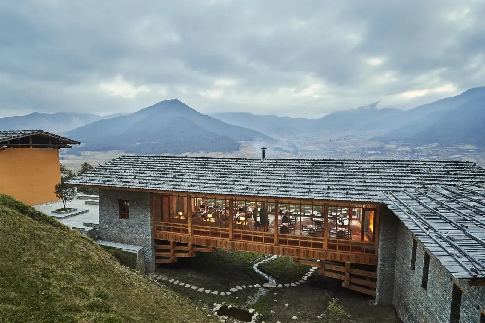 six senses bhutan indischer subkontinent aussenansicht exklusiv the family project familie luxus reisen kinder