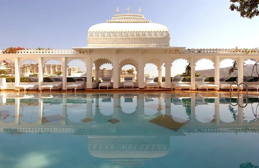 1 taj lake palace udaipur indien indischer subkontinent pool exklusiv the family project familie luxus reisen kinder