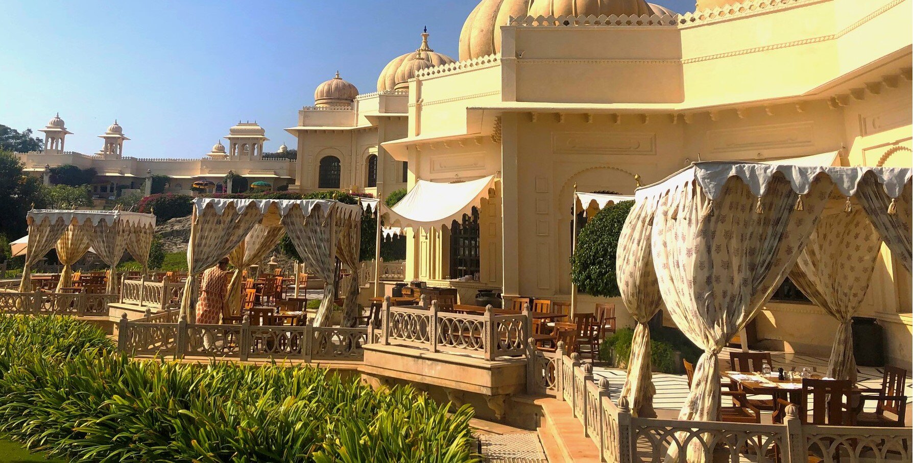 The Oberoi Udaivilas Terrasse mit überdachten Tischen