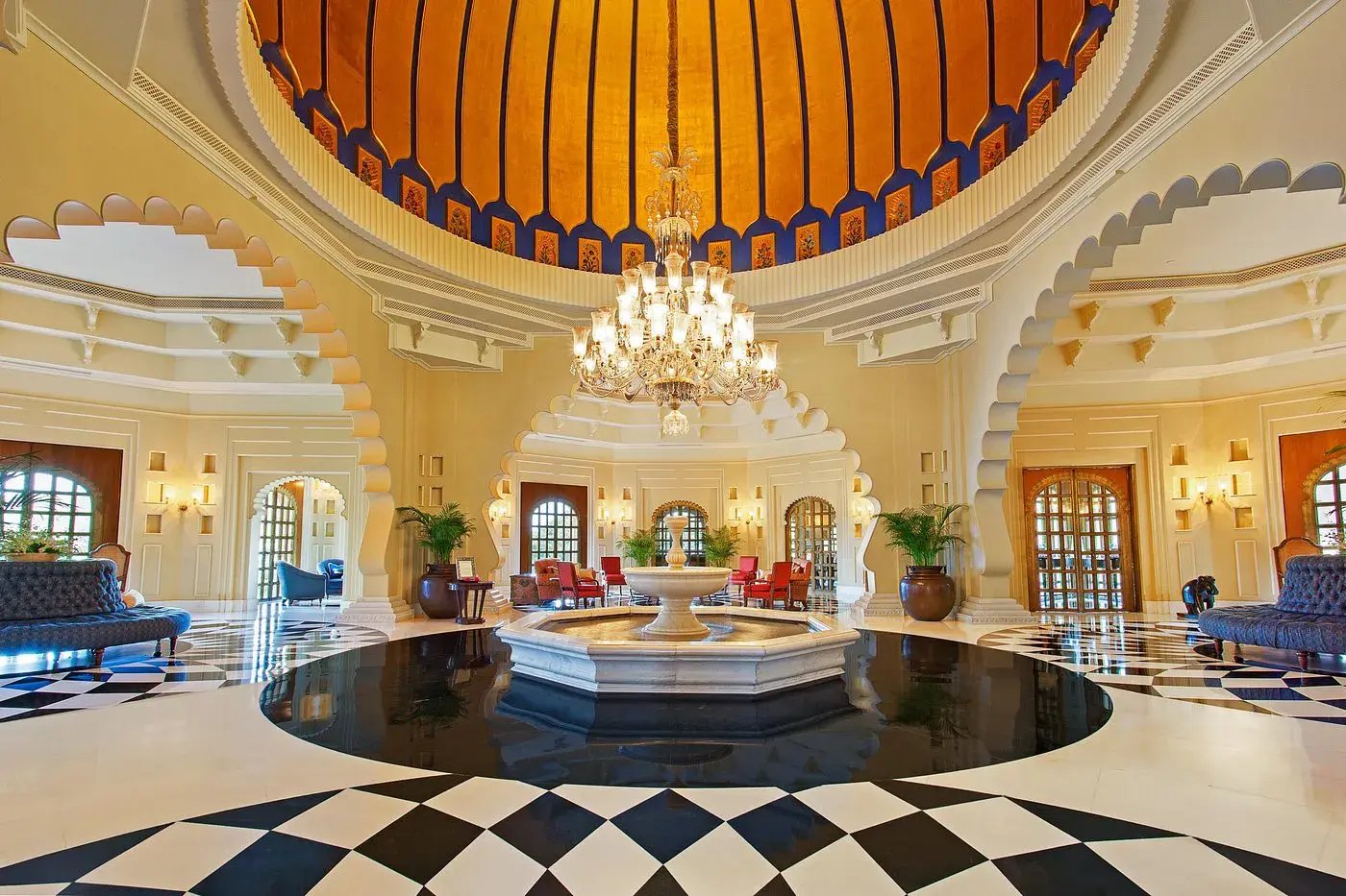 the oberoi udaivilas udaipur indien indischer subkontinent lobby sitzbereich the family project familie luxus reisen kinder