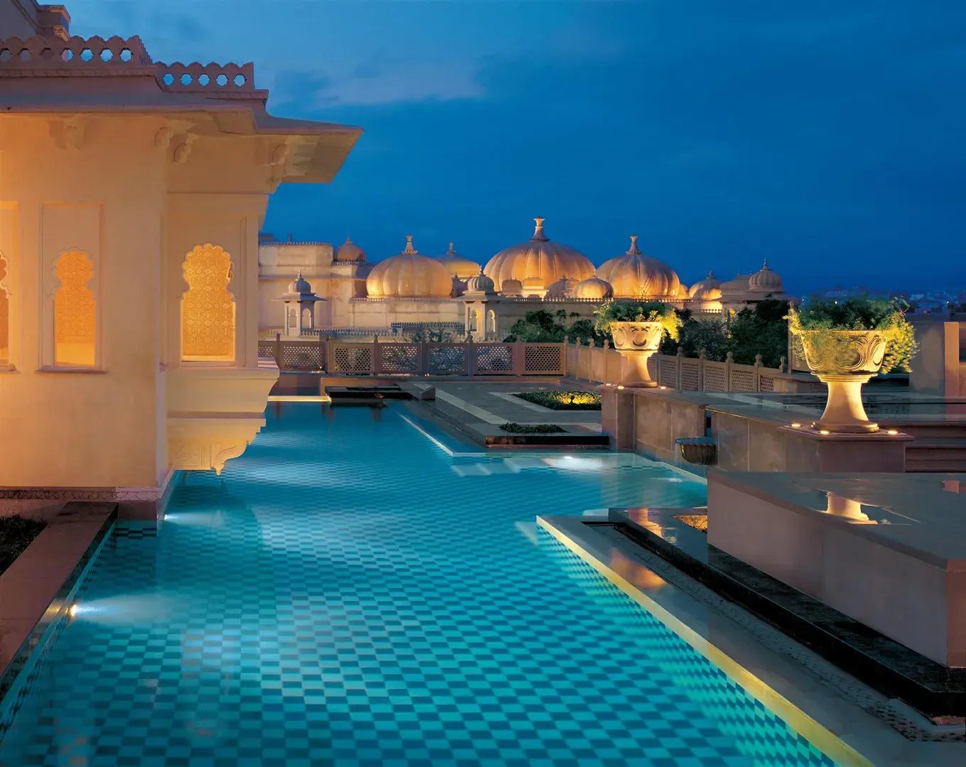 the oberoi udaivilas udaipur indien indischer subkontinent aussen pool exklusiv the family project familie luxus reisen kinder