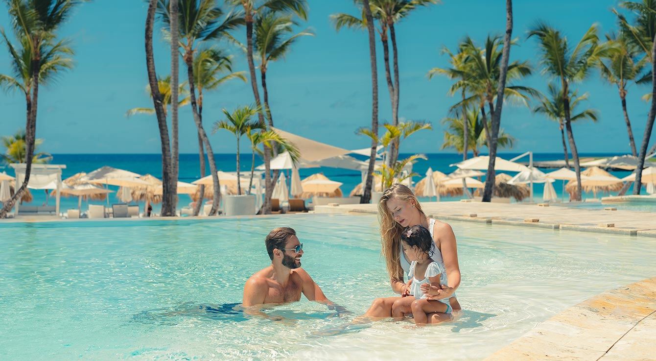 Familie im Pool