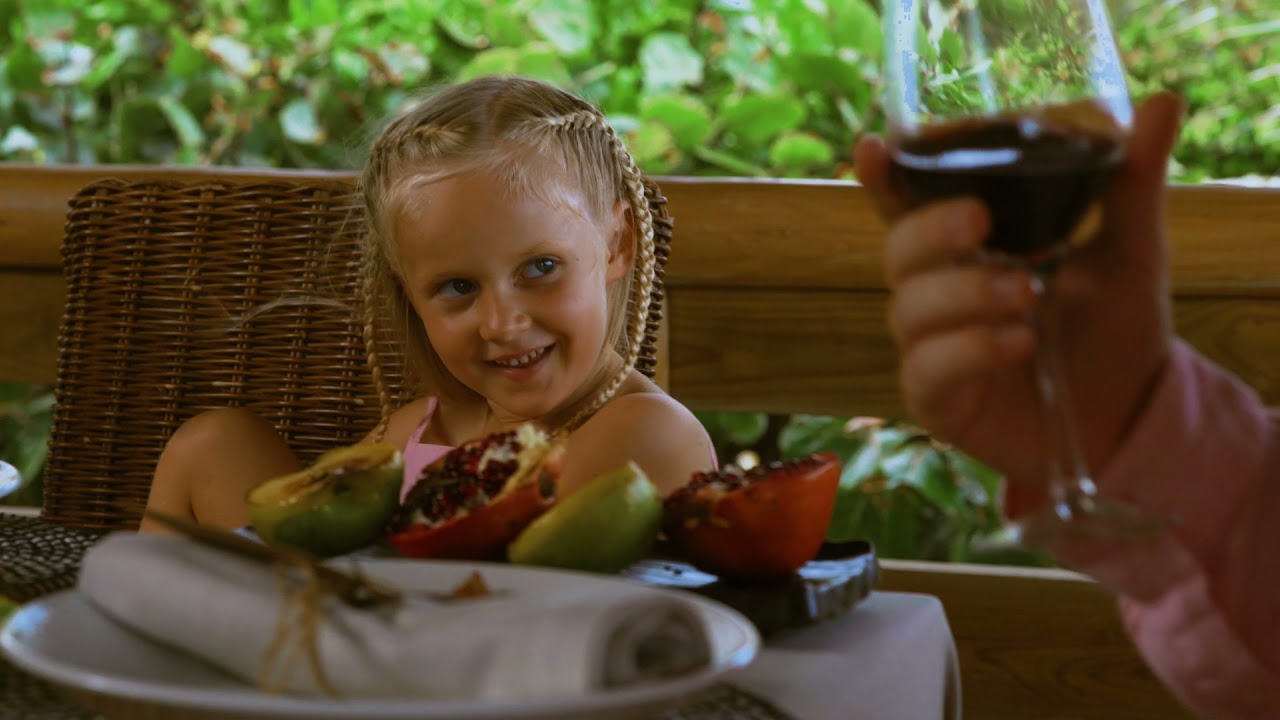 Eden roc at cap cana Mädchen mit Zöpfen isst Früchte