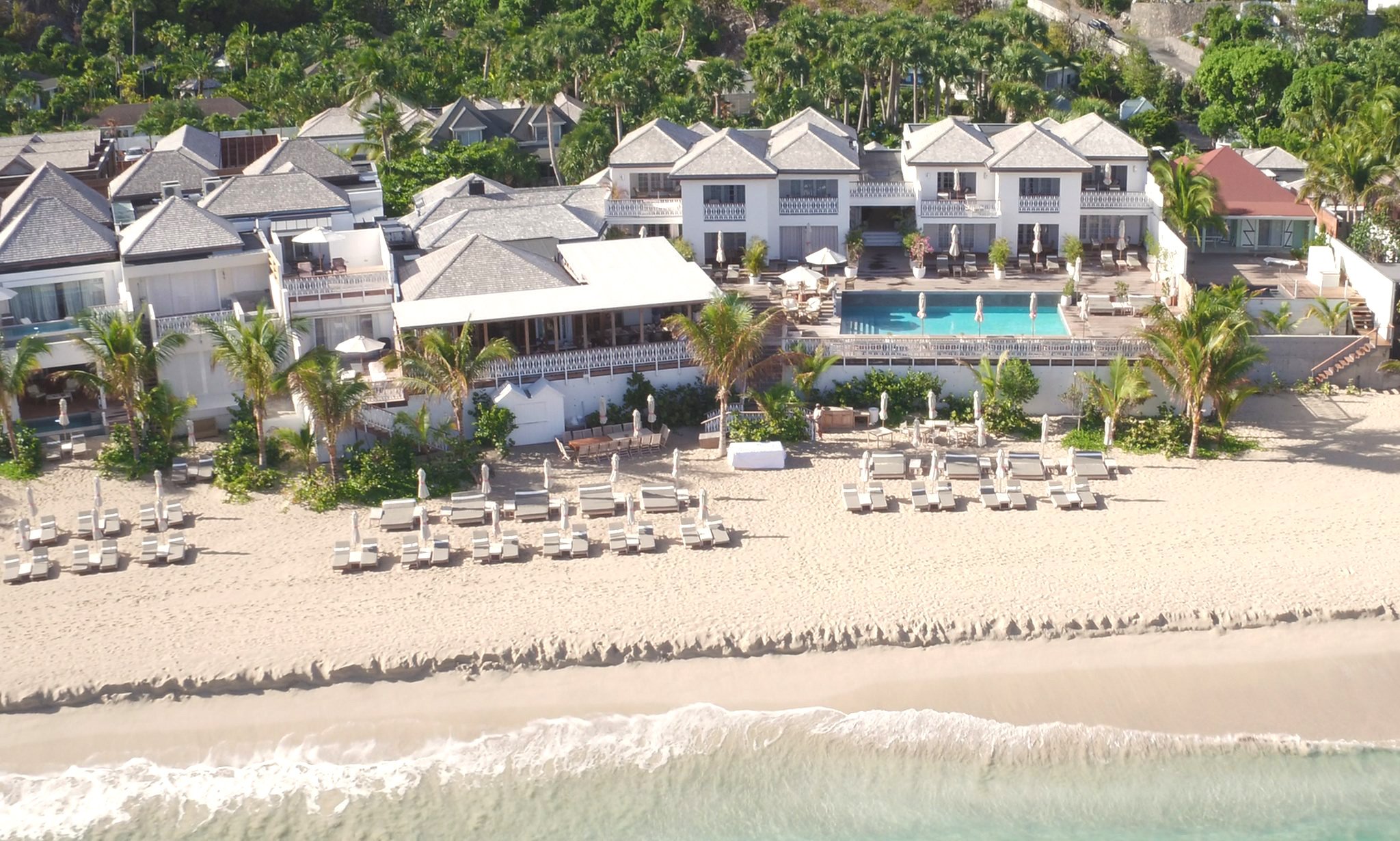 Cheval Blanc Hotel St Barth Blick aus der Luft auf den Strand und Pool