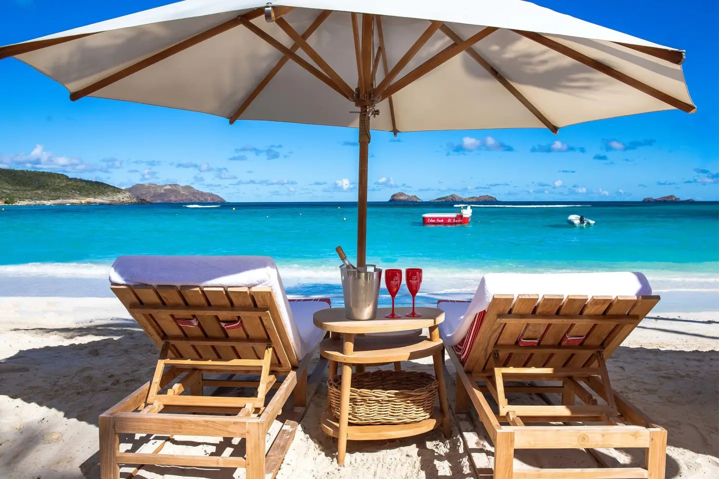 Eden Rock zwei Liegen am Strand mit Champagnerkelchen