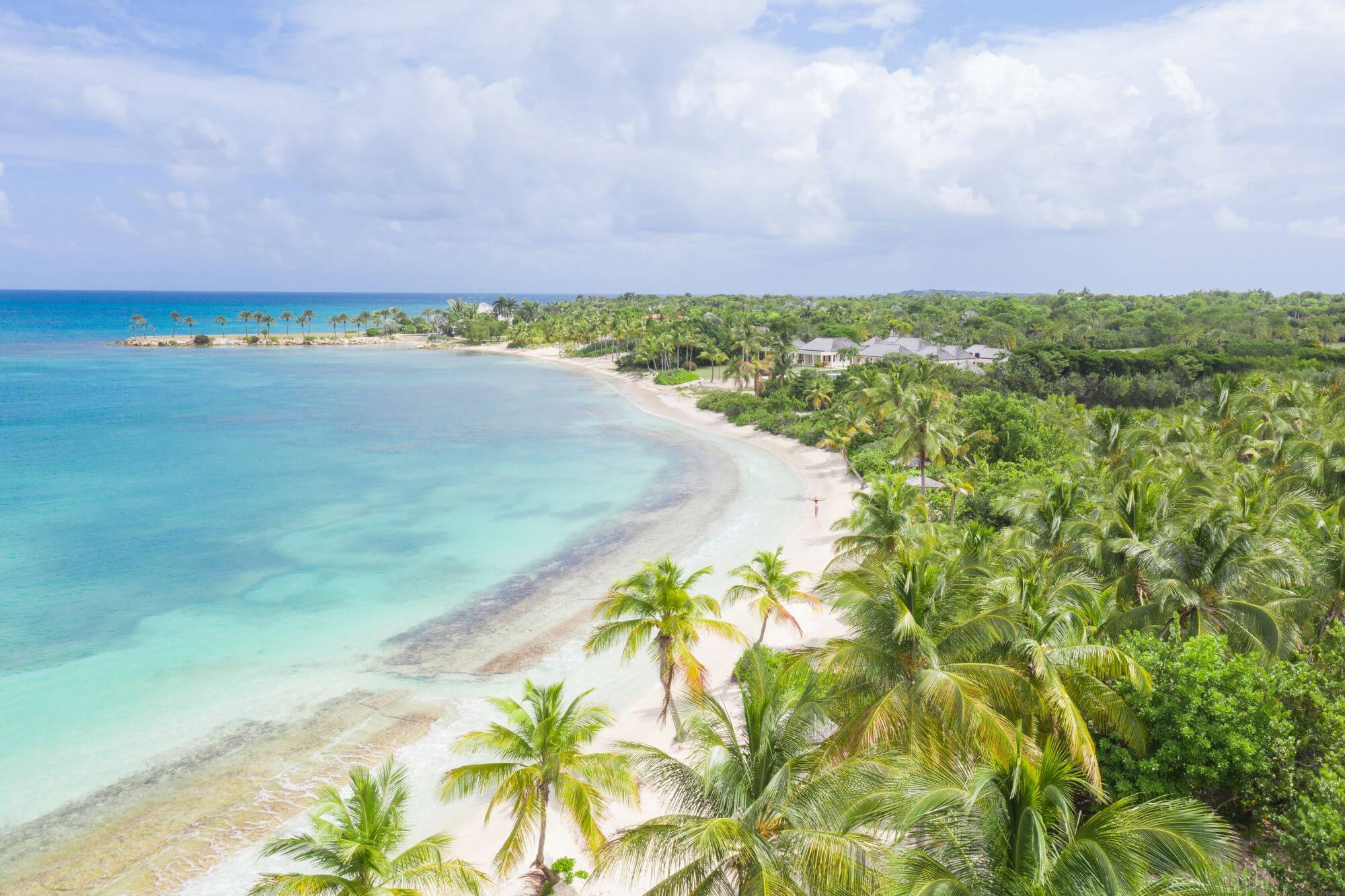 jumby-bay island-Bucht mit Palmen