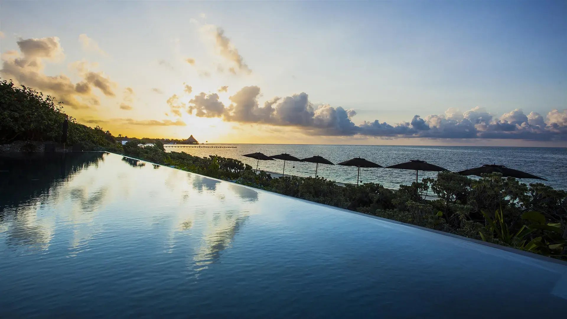 nizuc resort spa cancun pool mit meerblick bei sonnenuntergang