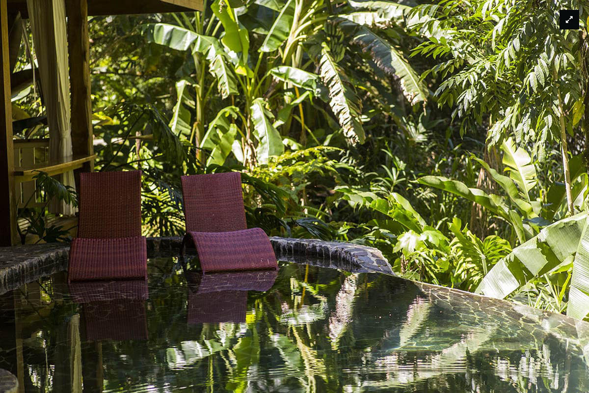 Pacuare Jungle Lodge Zwei Liegen am privaten Pool umgeben von Dschungel