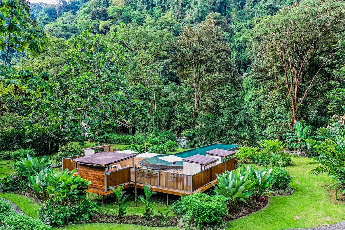 Pacuare Jungle Lodge pool und cabanas