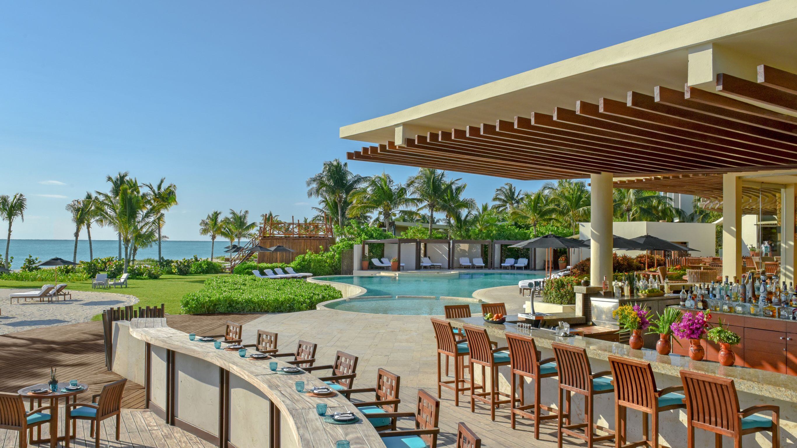 Rosewood Mayakoba Speise-und Barbereich neben dem Pool