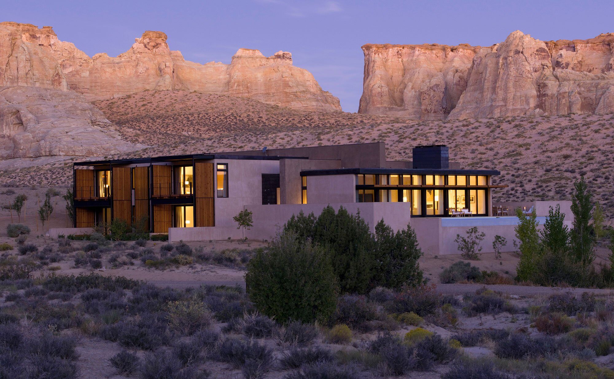 Amangiri Wohnbeispiel beleuchtet in der Dämmerung