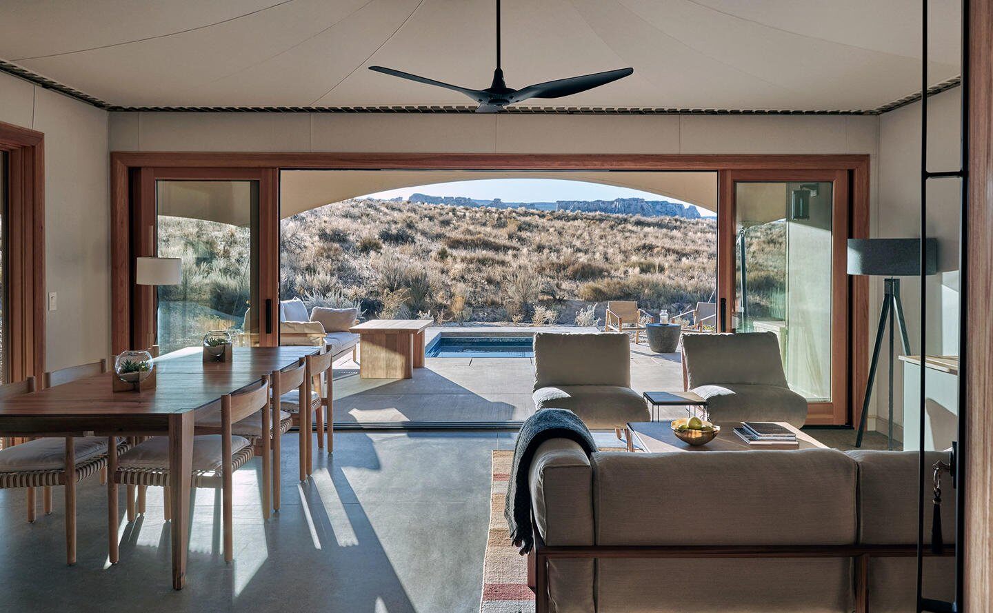 Camp Sarika by Amangiri pavilion Wohnraum mit Blick zum privaten Pool