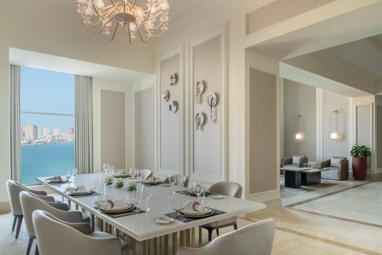 The St Regis Doha Katar Familienluxusreisen TheFamilyProject Esstisch