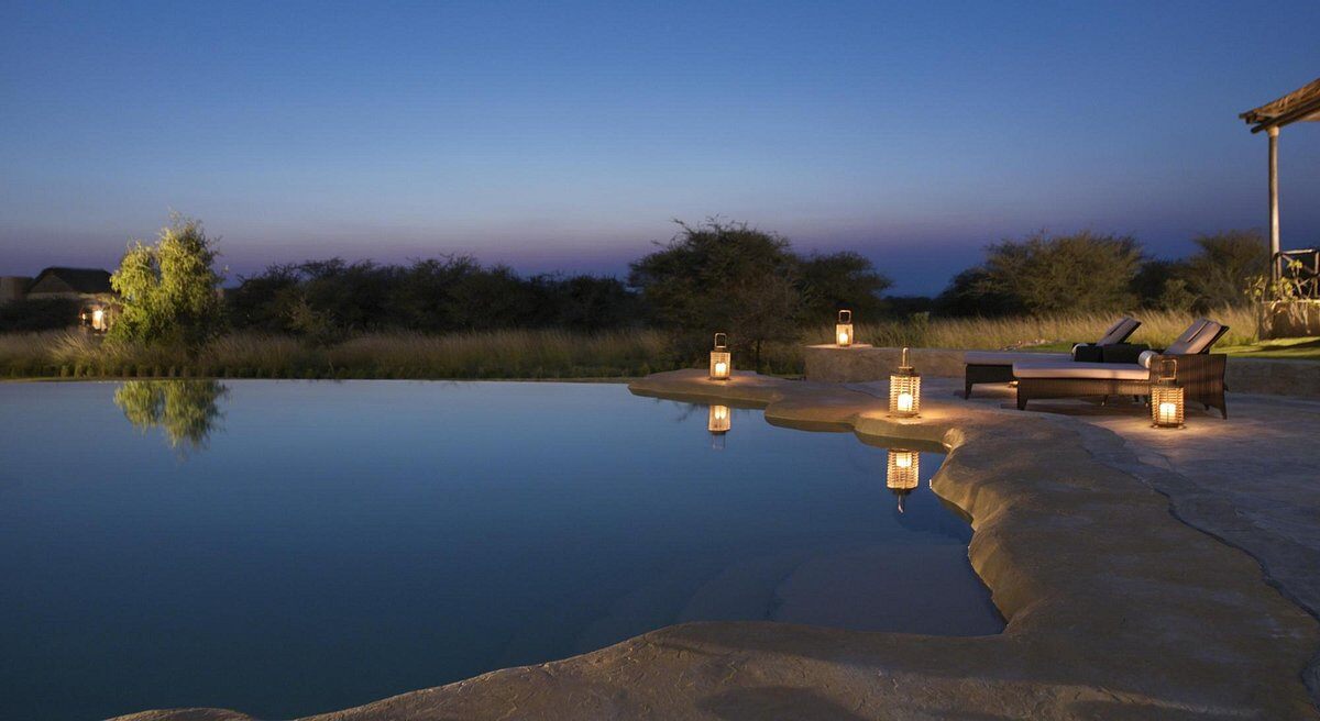 Anantara Al Sahel Sir Bani Yas Island Villa Resort Familienluxusreisen TheFamilyProject Pool Nachts-1