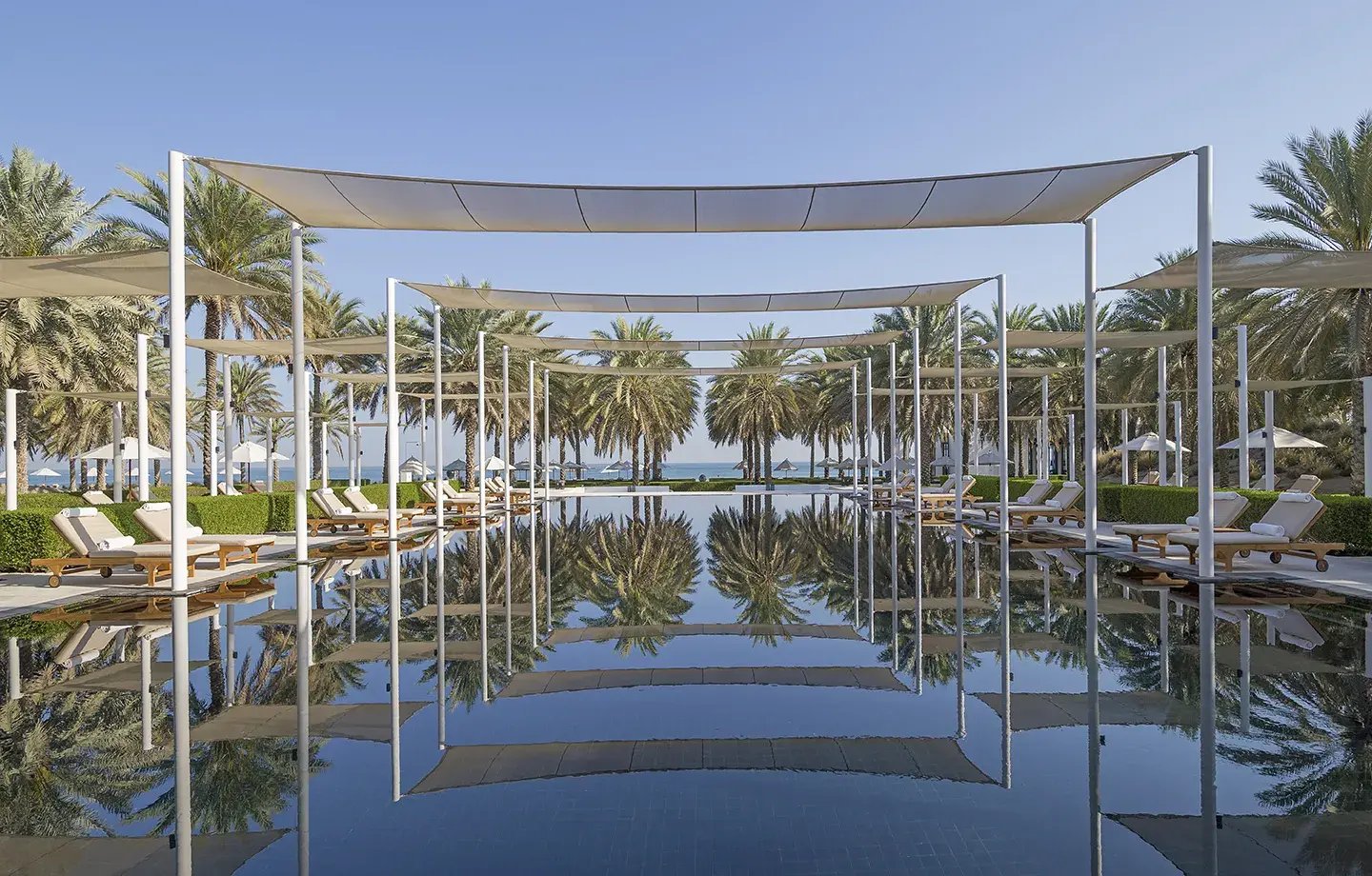 the chedi muscat oman orient swimming pool familienspass exklusiv the family project familie kinder reisen