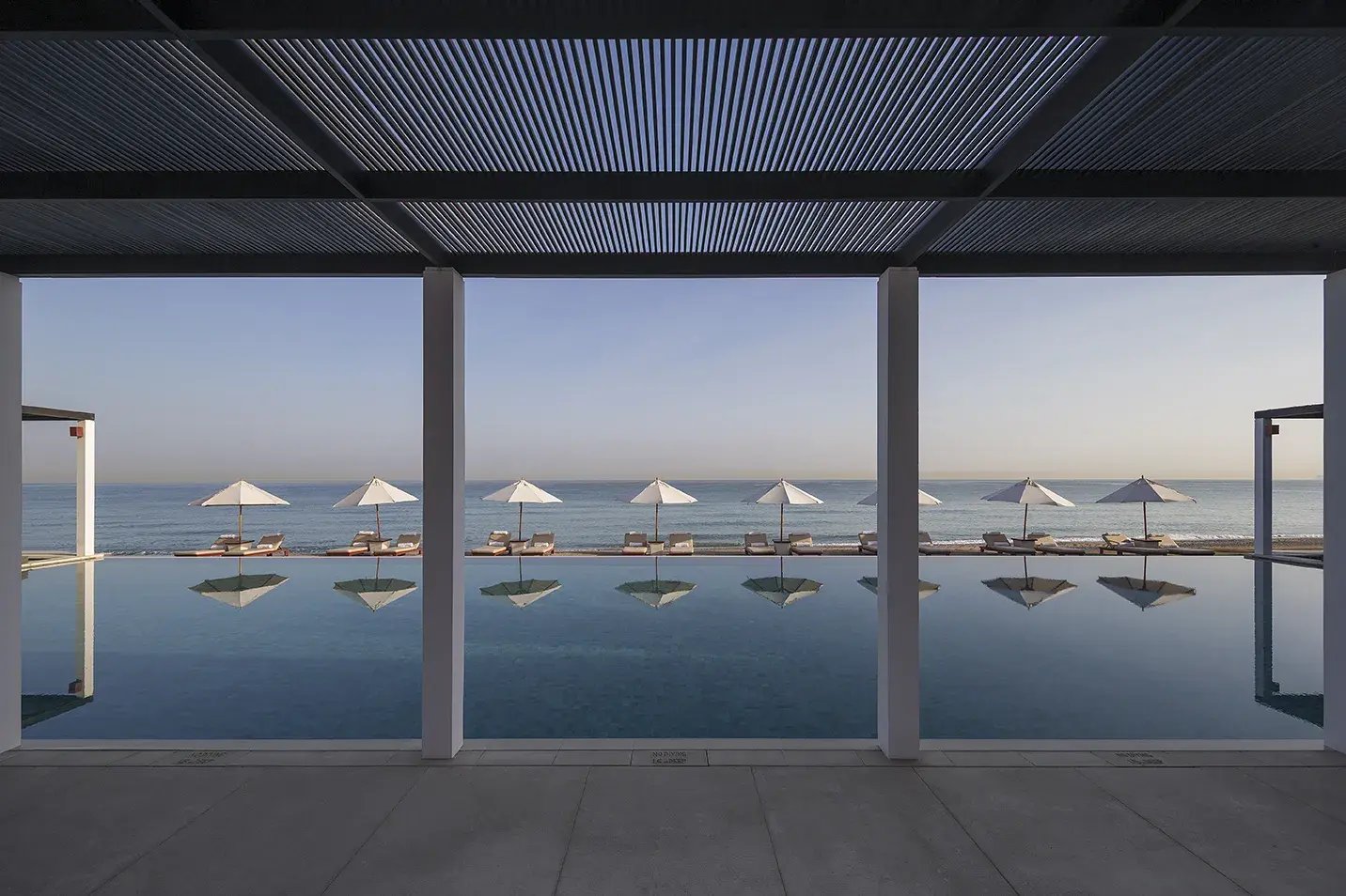 the chedi muscat oman orient swimming pool meerblick exklusiv the family project familie kinder reisen