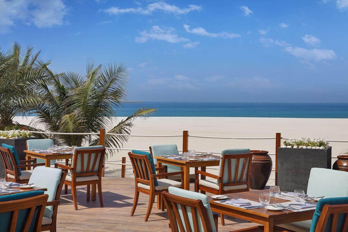 Ritz Carlton Al Hamra Beach Lunch am Strand Familienluxusreisen TheFamilyProject