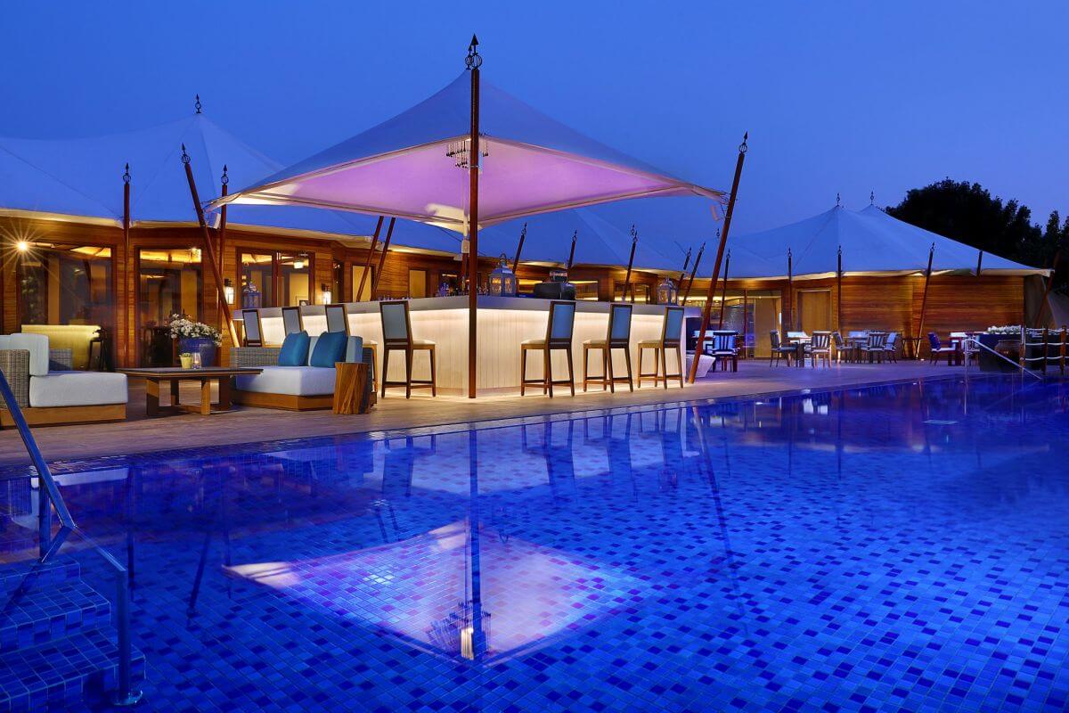 Ritz Carlton Al Hamra Beach Pool bei Nacht Familienluxusreisen TheFamilyProject