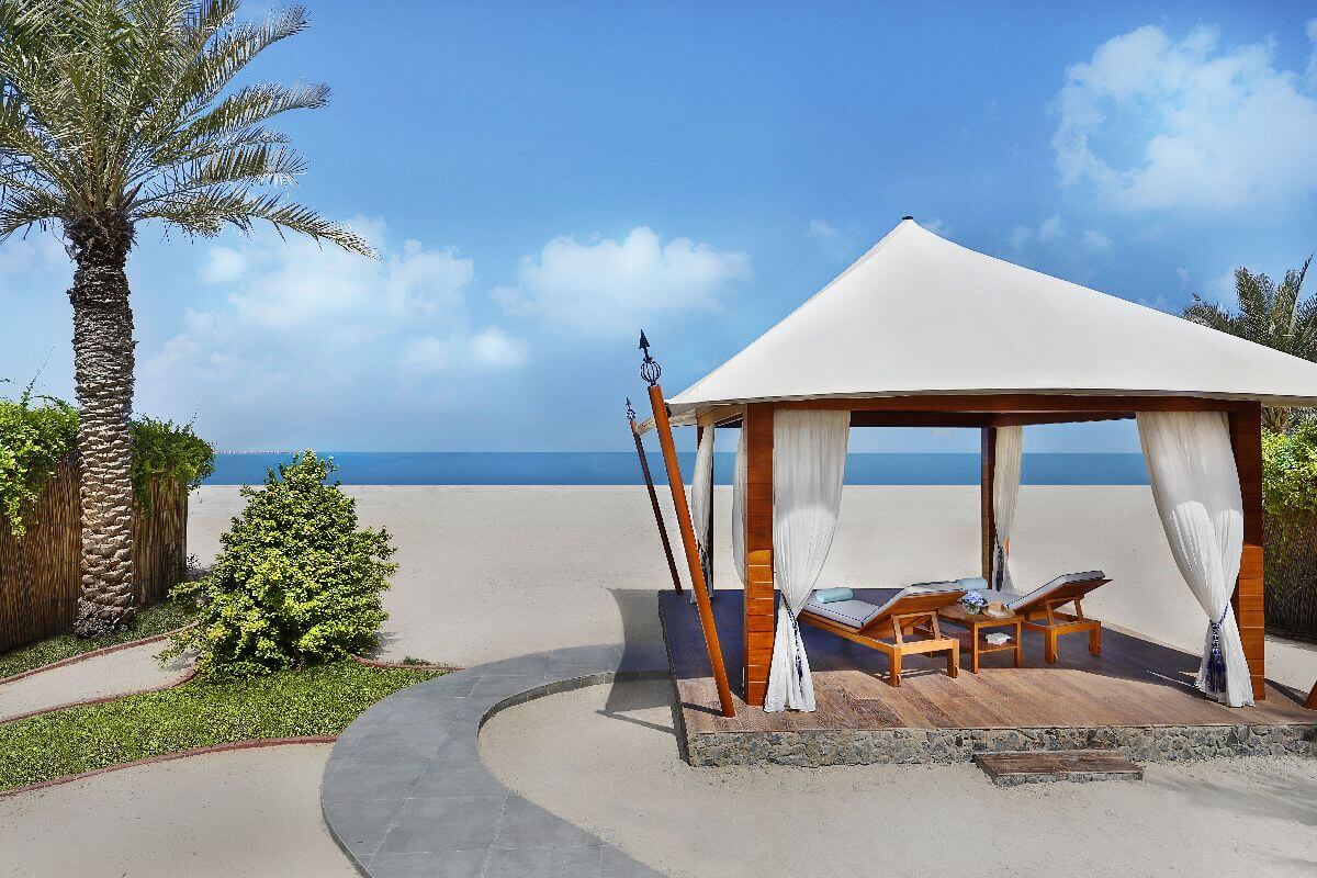 Ritz Carlton Al Hamra Beach Poolbereich Familienluxusreisen TheFamilyProject