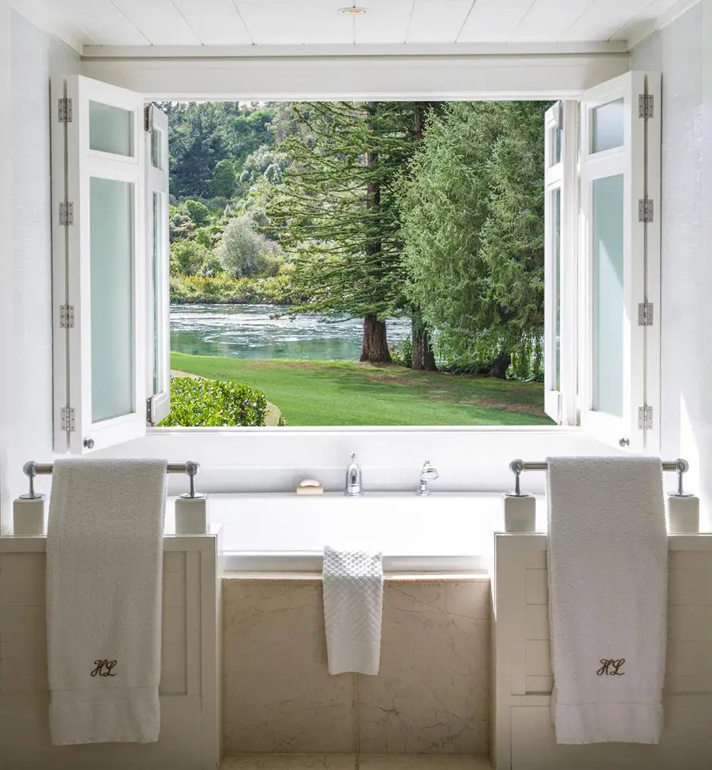 huka lodge taupo neuseeland sudpazifik badezimmer ausblick luxus urlaub kinder the family project