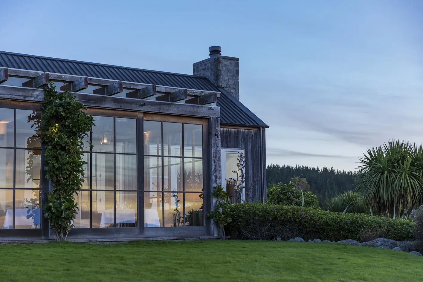 the farm at cape kidnappers hawkes bay neuseeland sudpazifik terrasse ausblick luxus urlaub kinder the family project