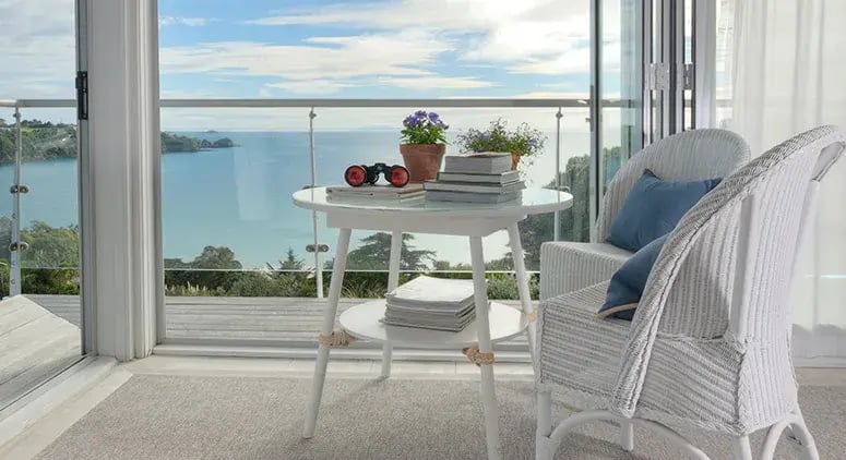 the boatshead bay of islands neuseeland sudpazifik balkon ausblick luxus urlaub kinder the family project