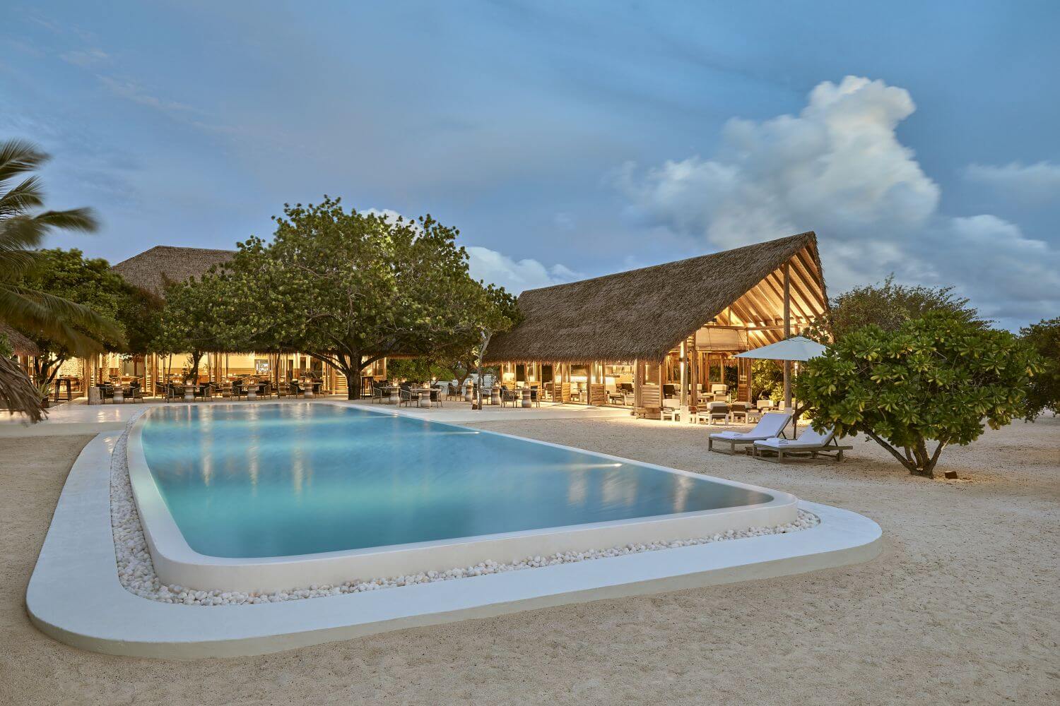 restaurant ufaa Blick vom Strand auf die Terrasse und den Pool