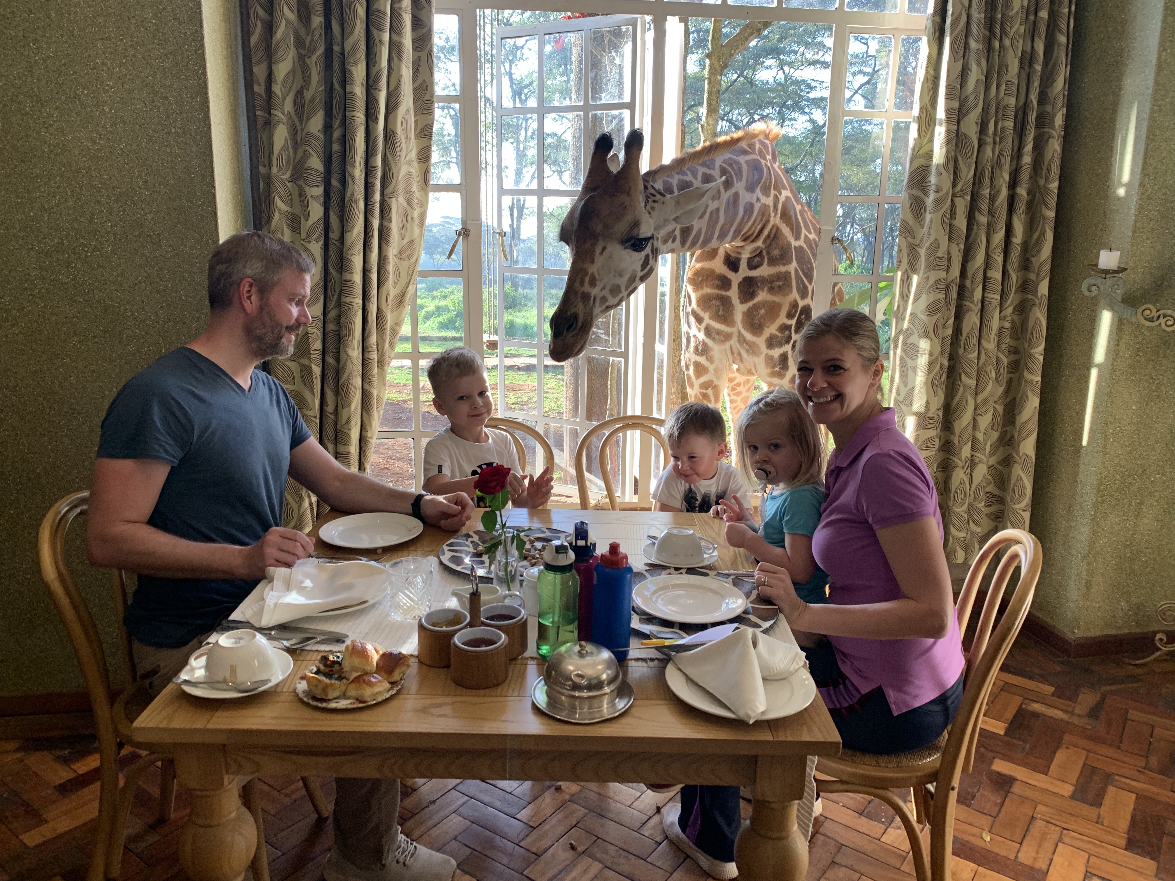 Familie frühstückt im Giraffe Manor 